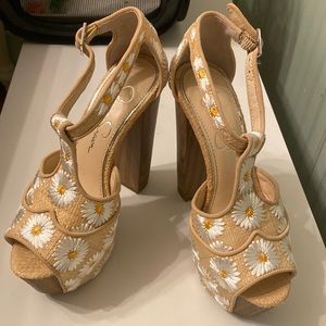 Jeasica Simpson platform sandles. Size: 5M
